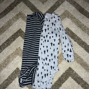 🌲winter themed long sleeved onesies. Size 6-9.